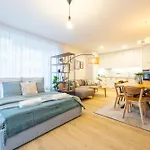 Spacious 3Br - 2 Parking Spots, Full Kitchen, By Gravity Prague