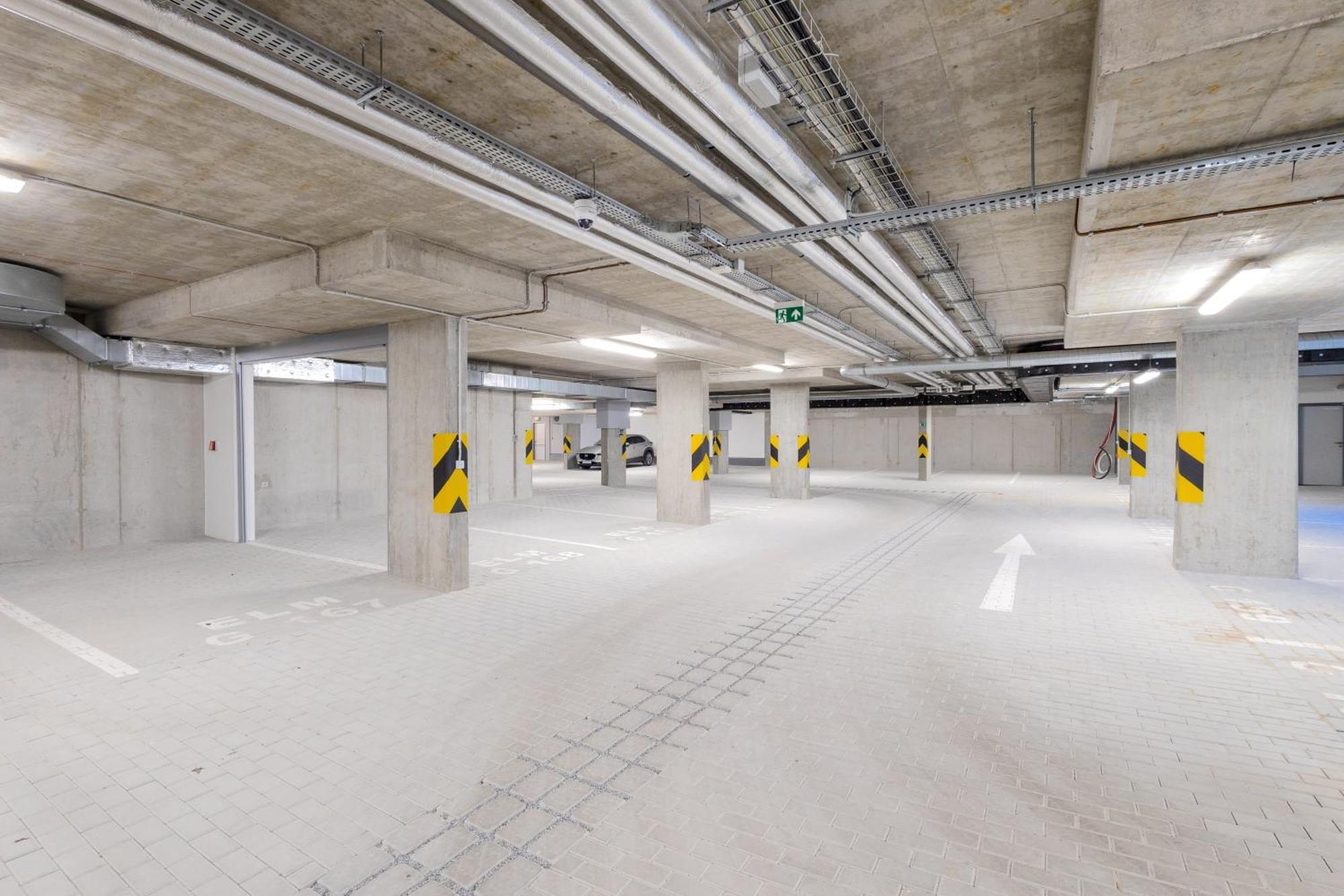 Spacious 3br - 2 Parking Spots, Full Kitchen, By Gravity Praga
