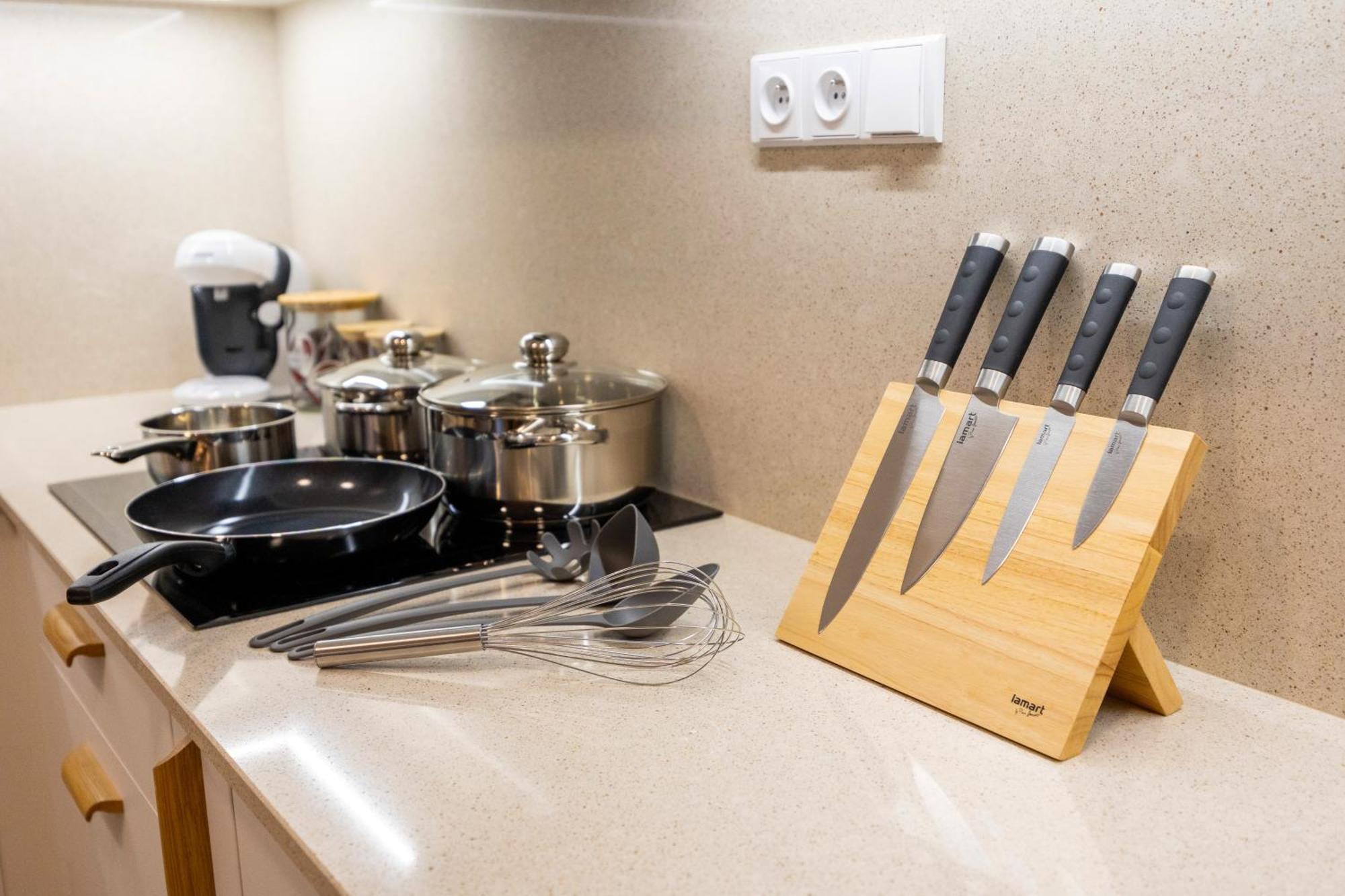 Spacious 3br - 2 Parking Spots, Full Kitchen, By Gravity Praga