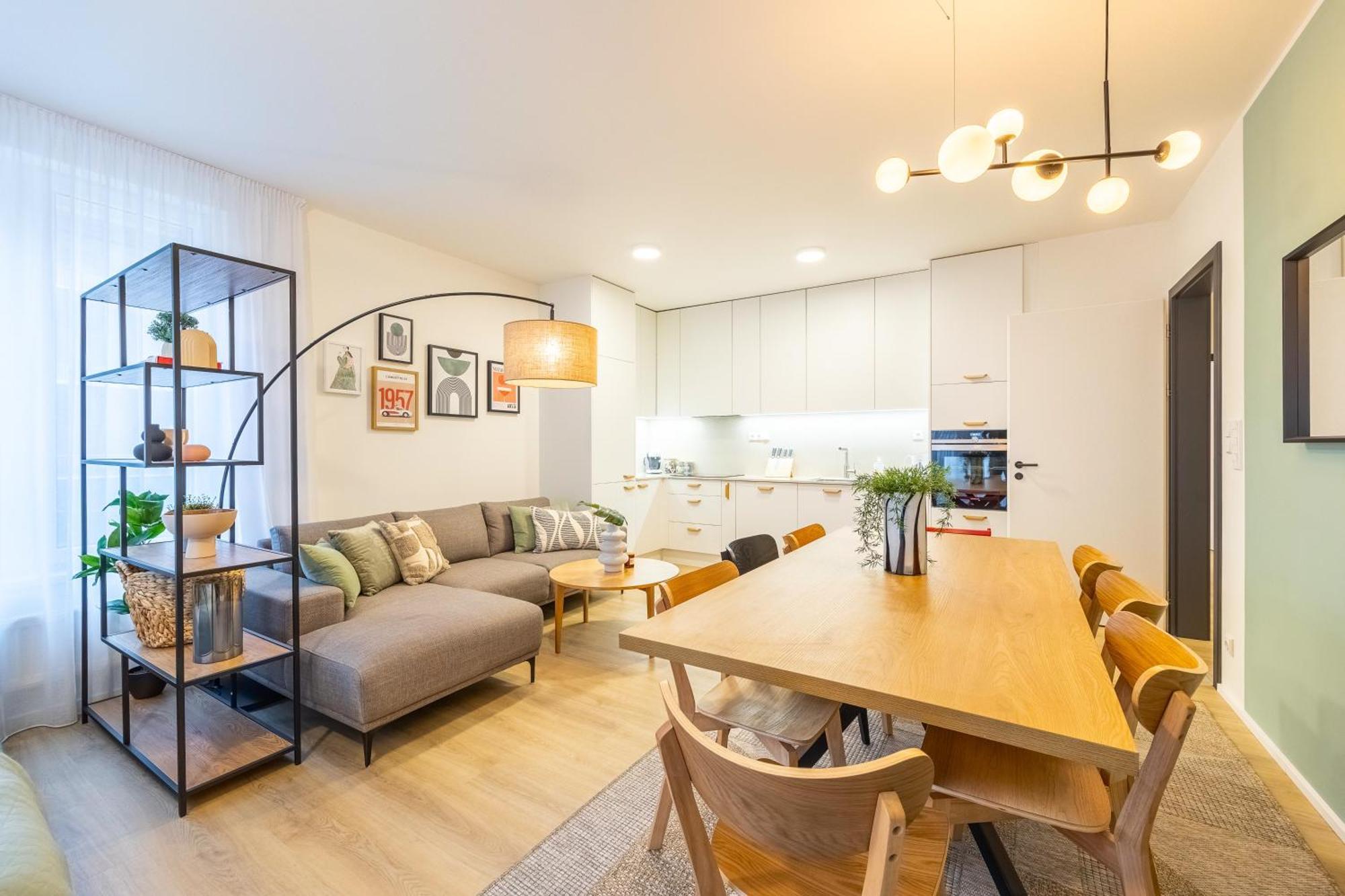 Spacious 3br - 2 Parking Spots, Full Kitchen, By Gravity Praga