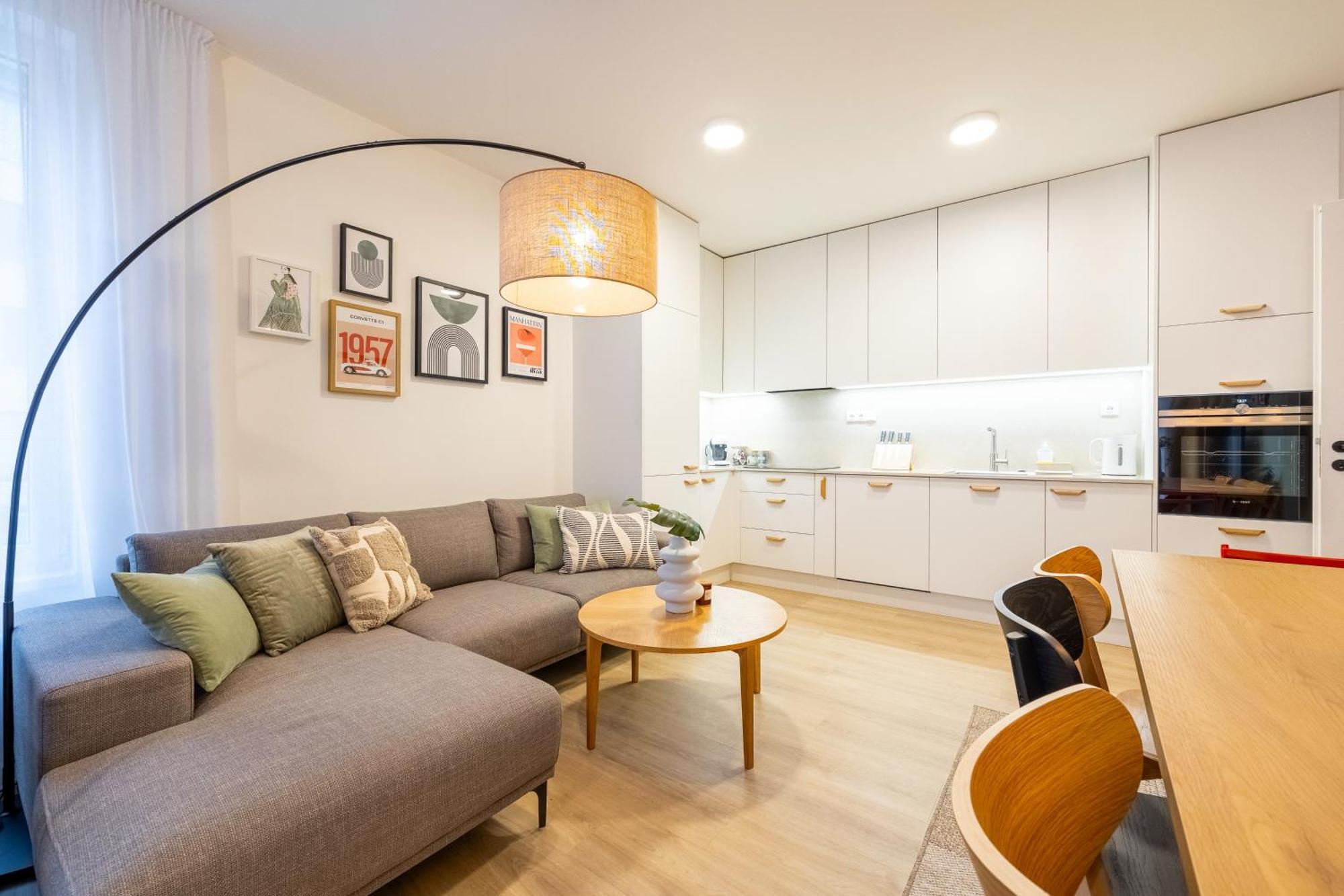 Spacious 3br - 2 Parking Spots, Full Kitchen, By Gravity