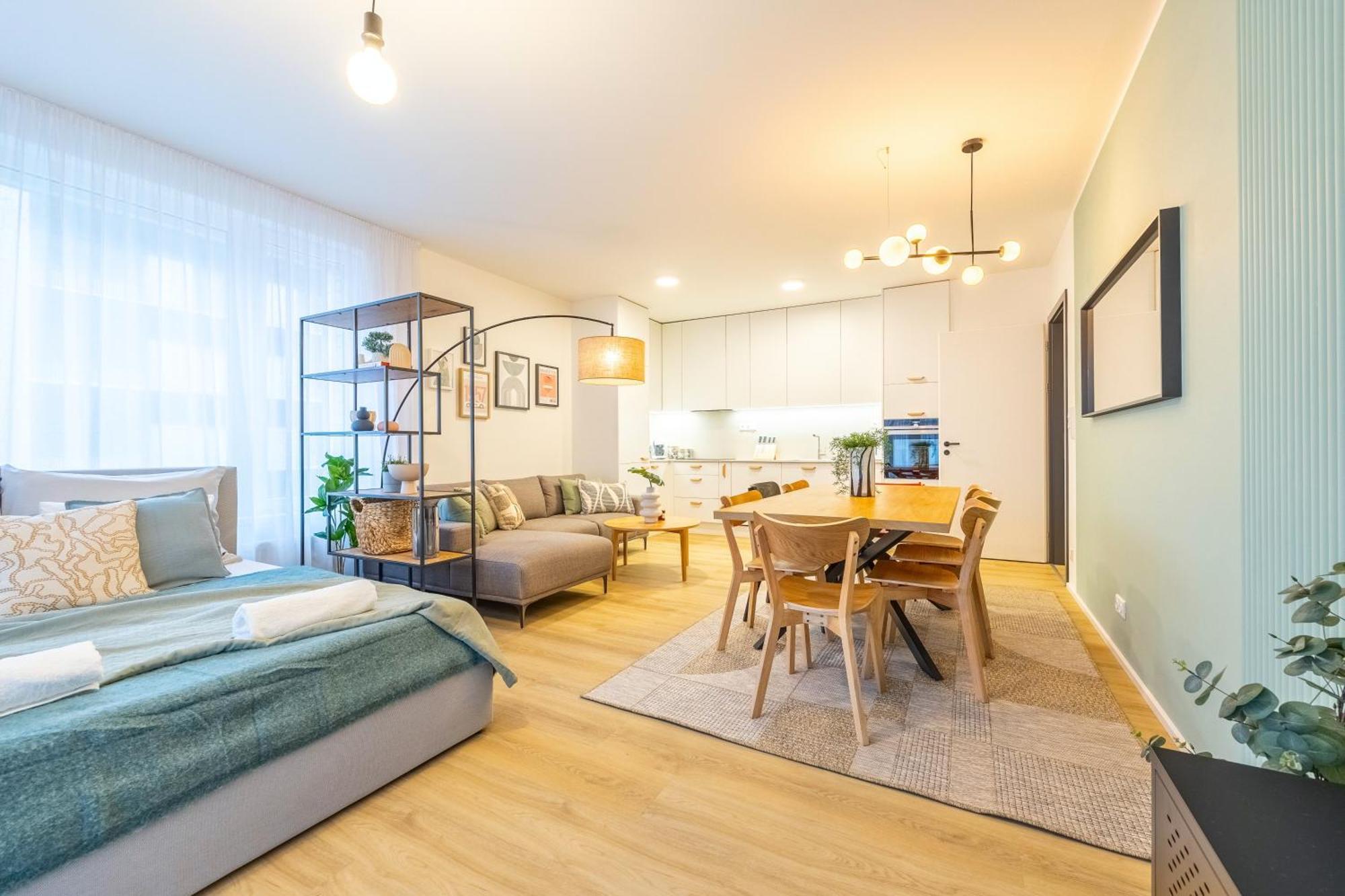 Spacious 3br - 2 Parking Spots, Full Kitchen, By Gravity Appartamento