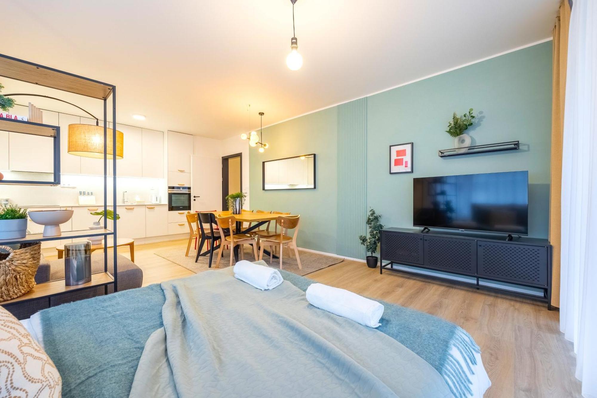Spacious 3br - 2 Parking Spots, Full Kitchen, By Gravity *