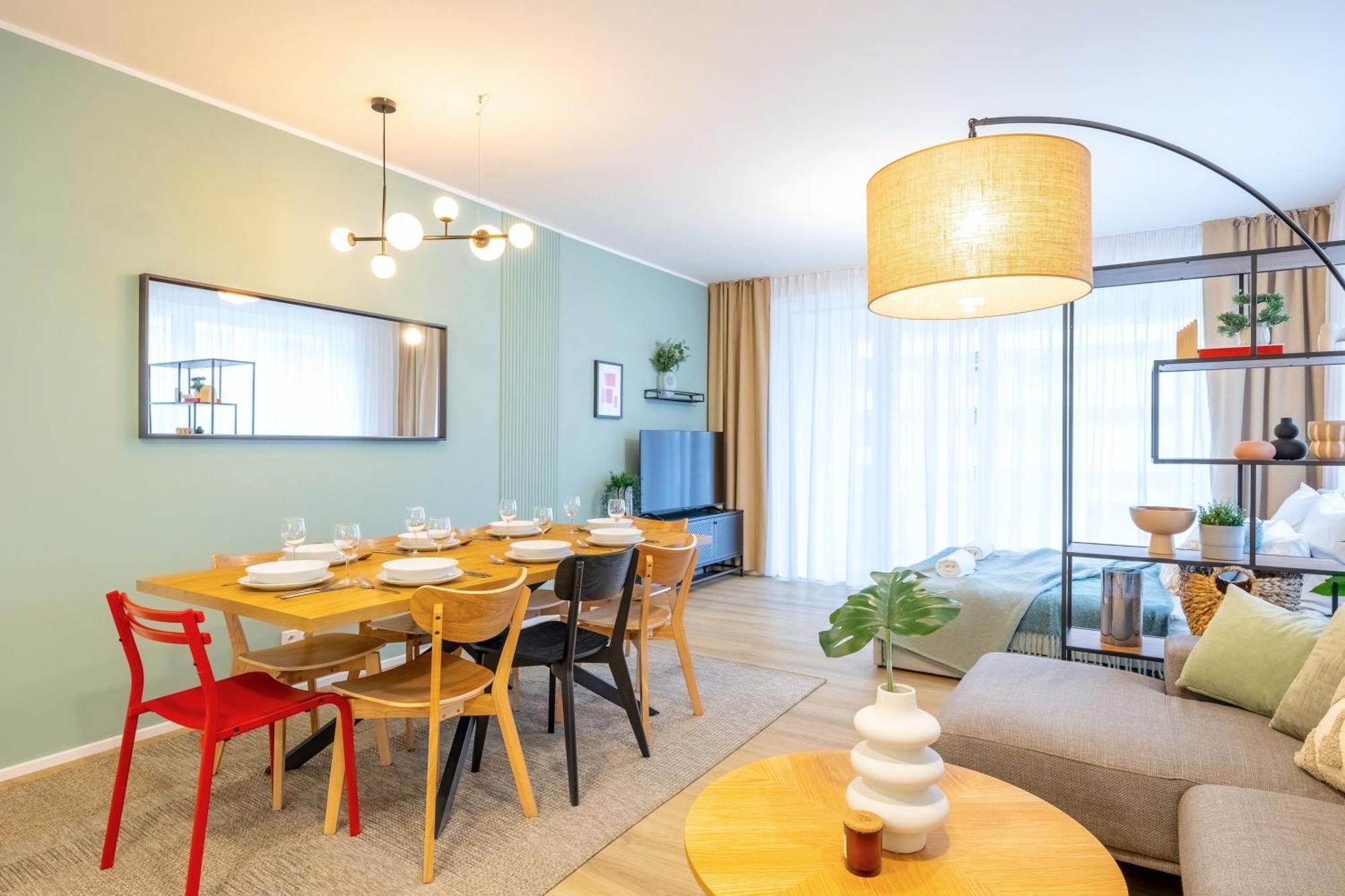 Spacious 3br - 2 Parking Spots, Full Kitchen, By Gravity
