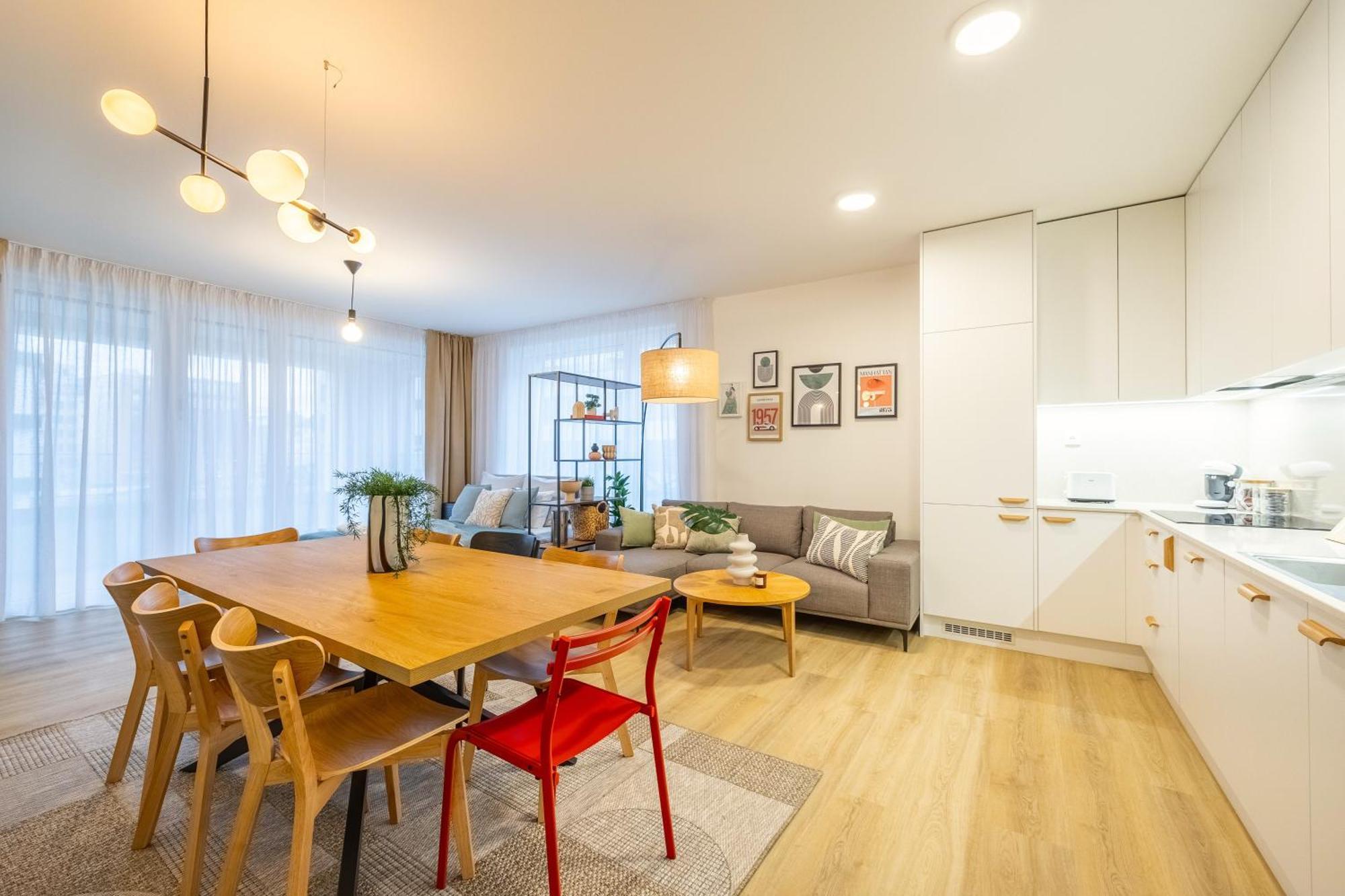Spacious 3br - 2 Parking Spots, Full Kitchen, By Gravity Praga