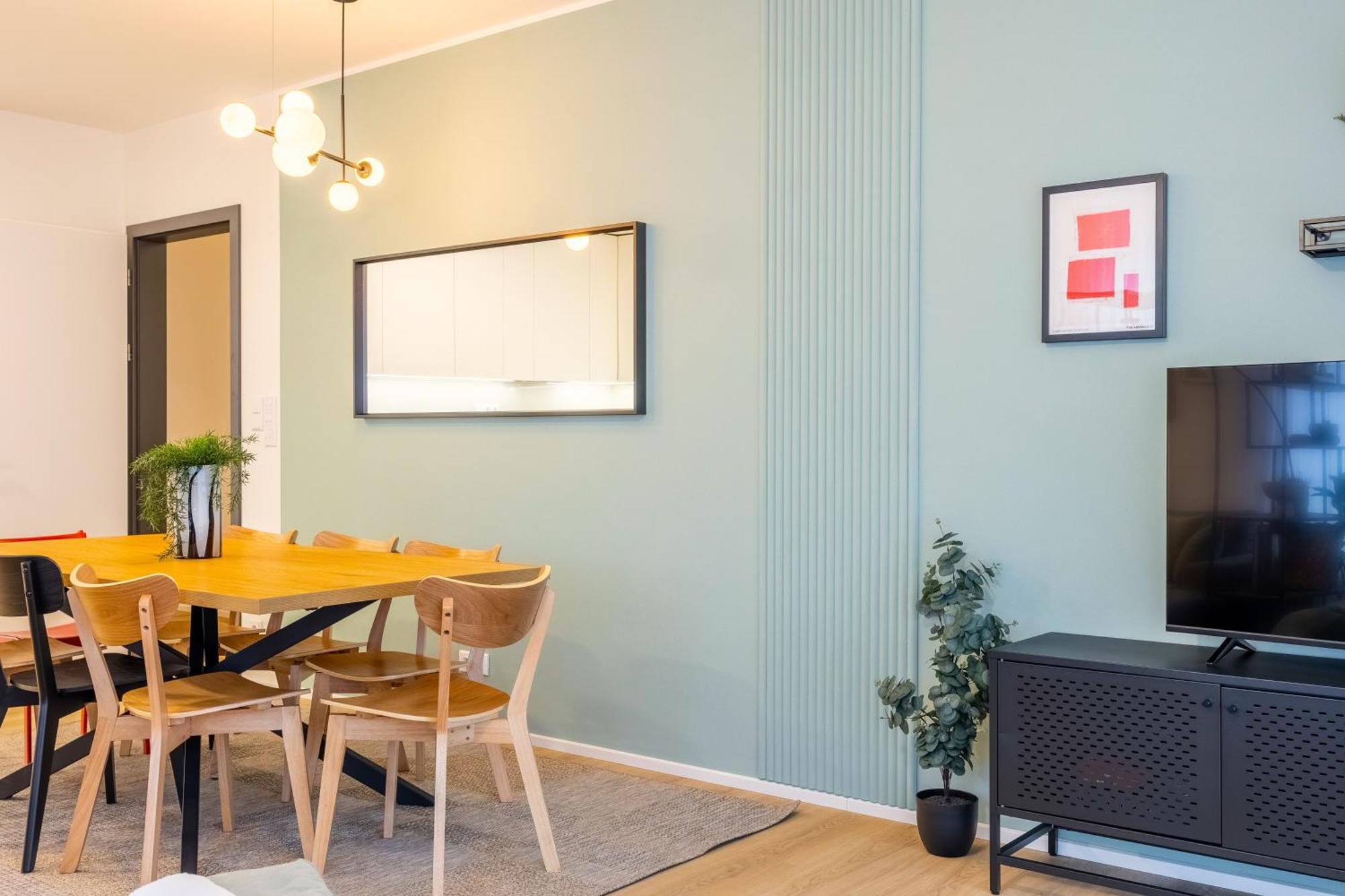 Spacious 3br - 2 Parking Spots, Full Kitchen, By Gravity