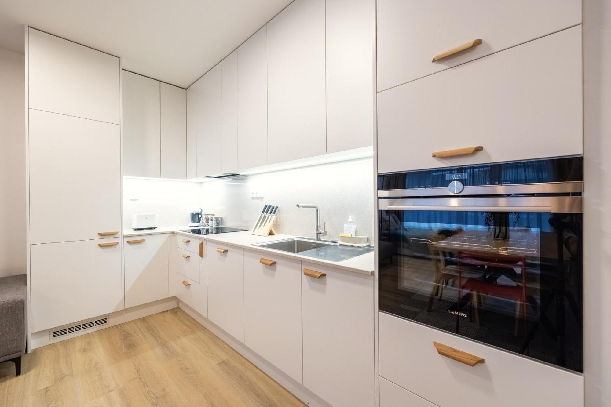 Spacious 3br - 2 Parking Spots, Full Kitchen, By Gravity Appartamento Praga
