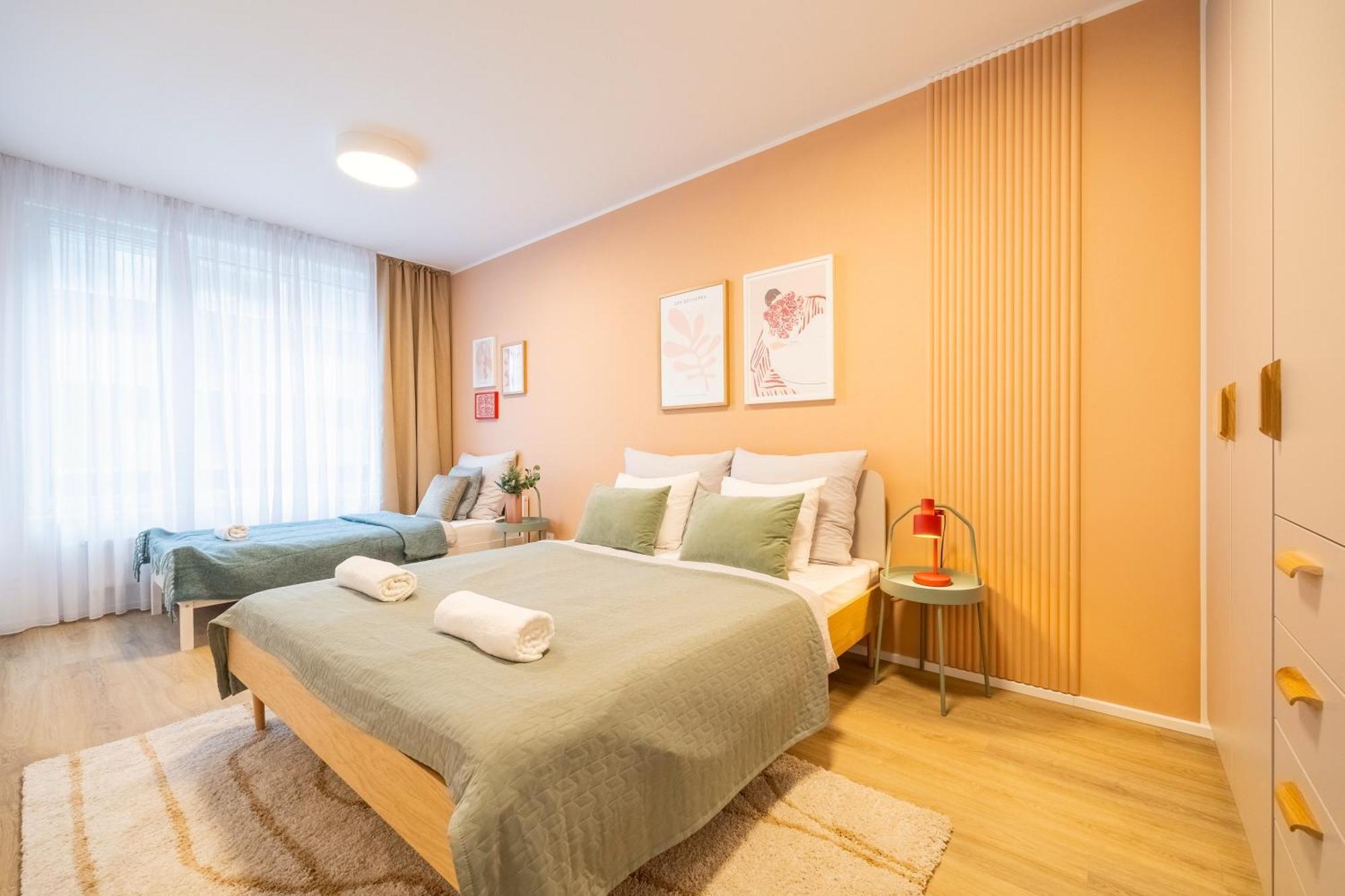 Spacious 3br - 2 Parking Spots, Full Kitchen, By Gravity
