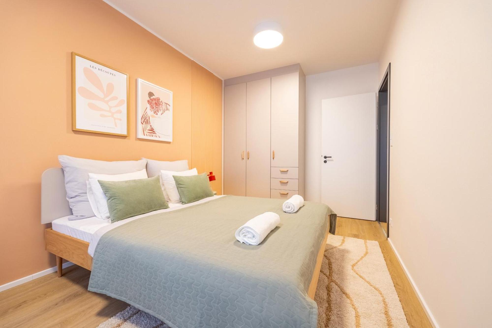 Spacious 3br - 2 Parking Spots, Full Kitchen, By Gravity Appartamento Praga