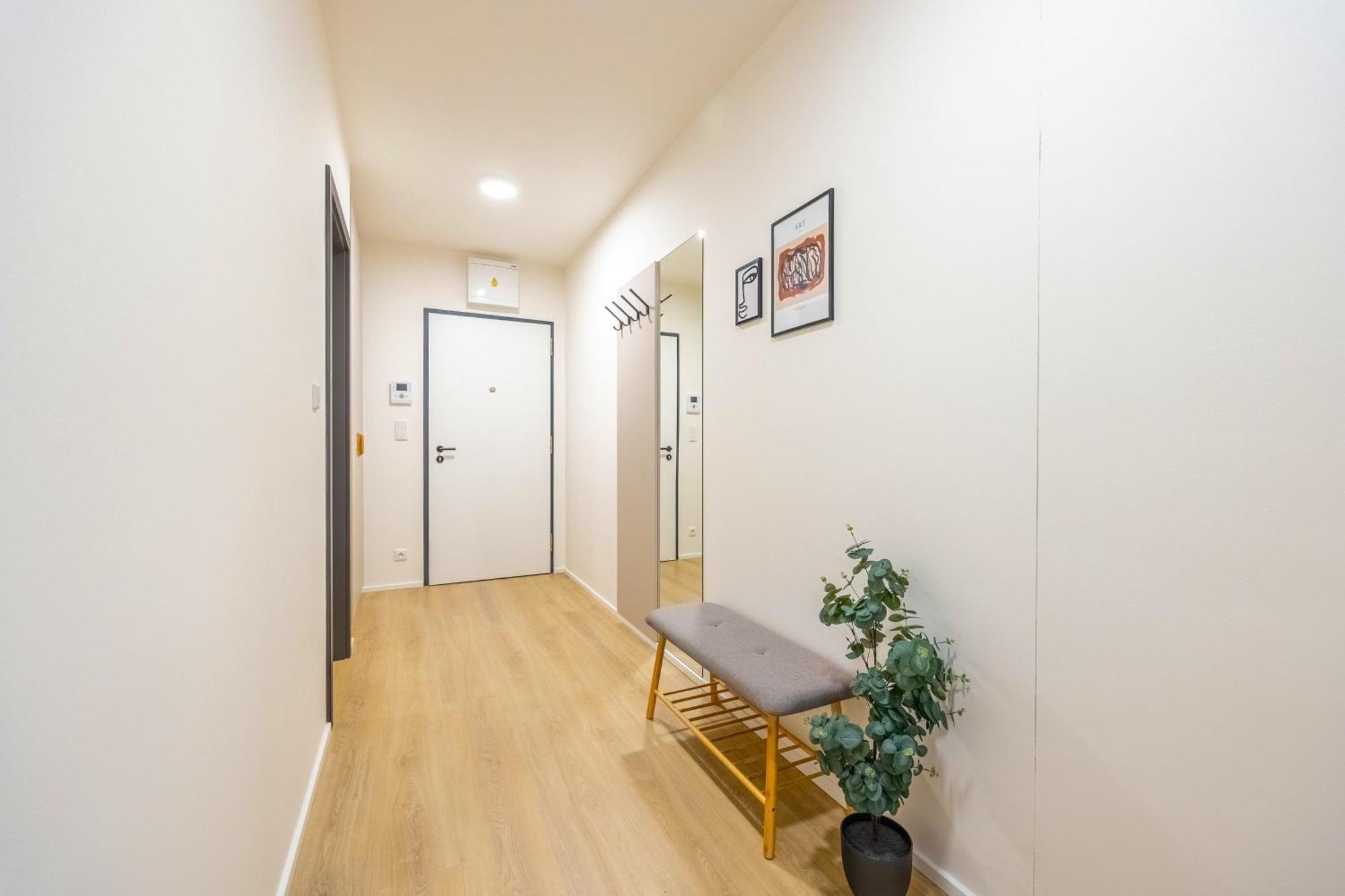 Spacious 3br - 2 Parking Spots, Full Kitchen, By Gravity *