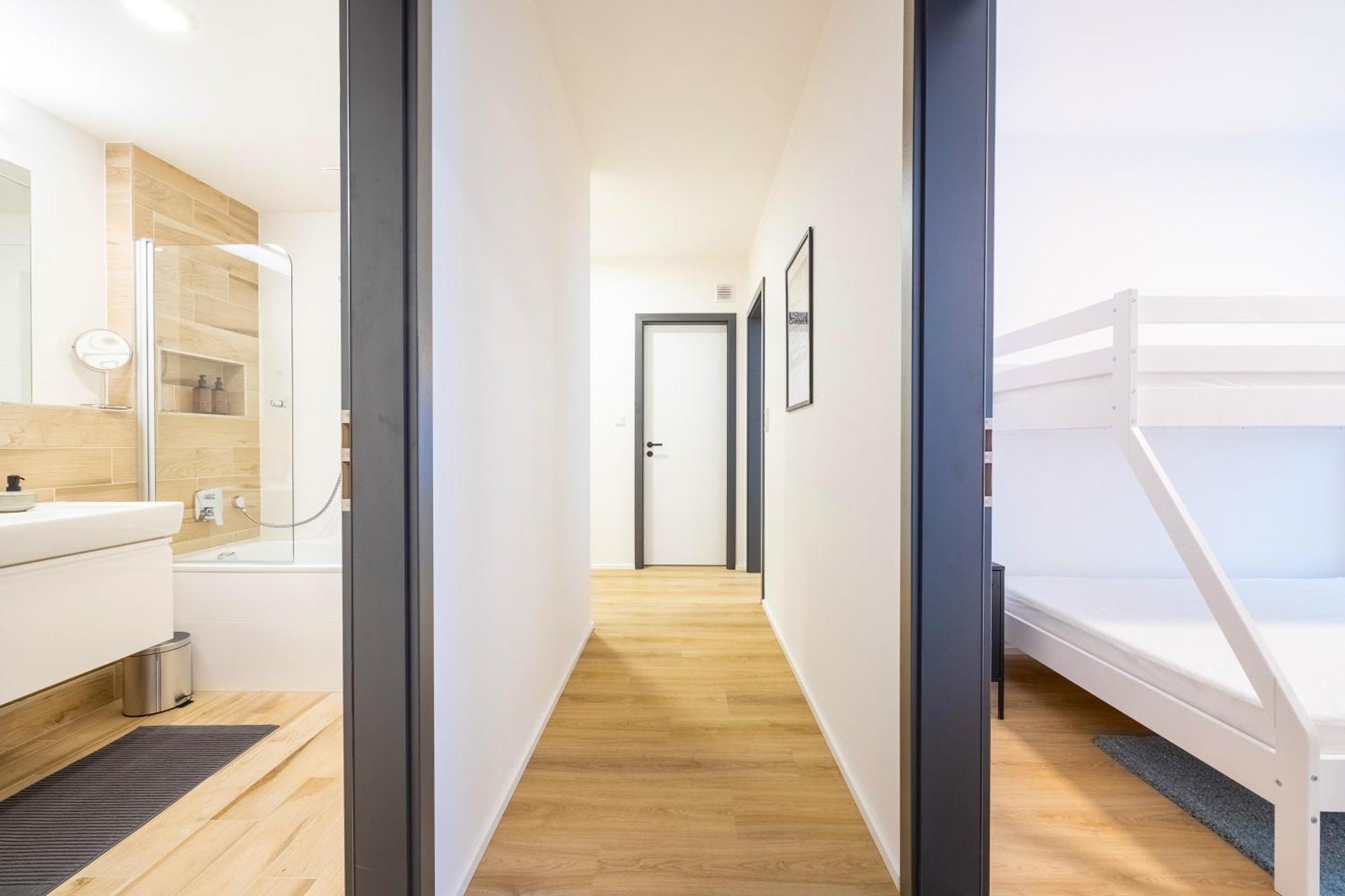 Spacious 3br - 2 Parking Spots, Full Kitchen, By Gravity