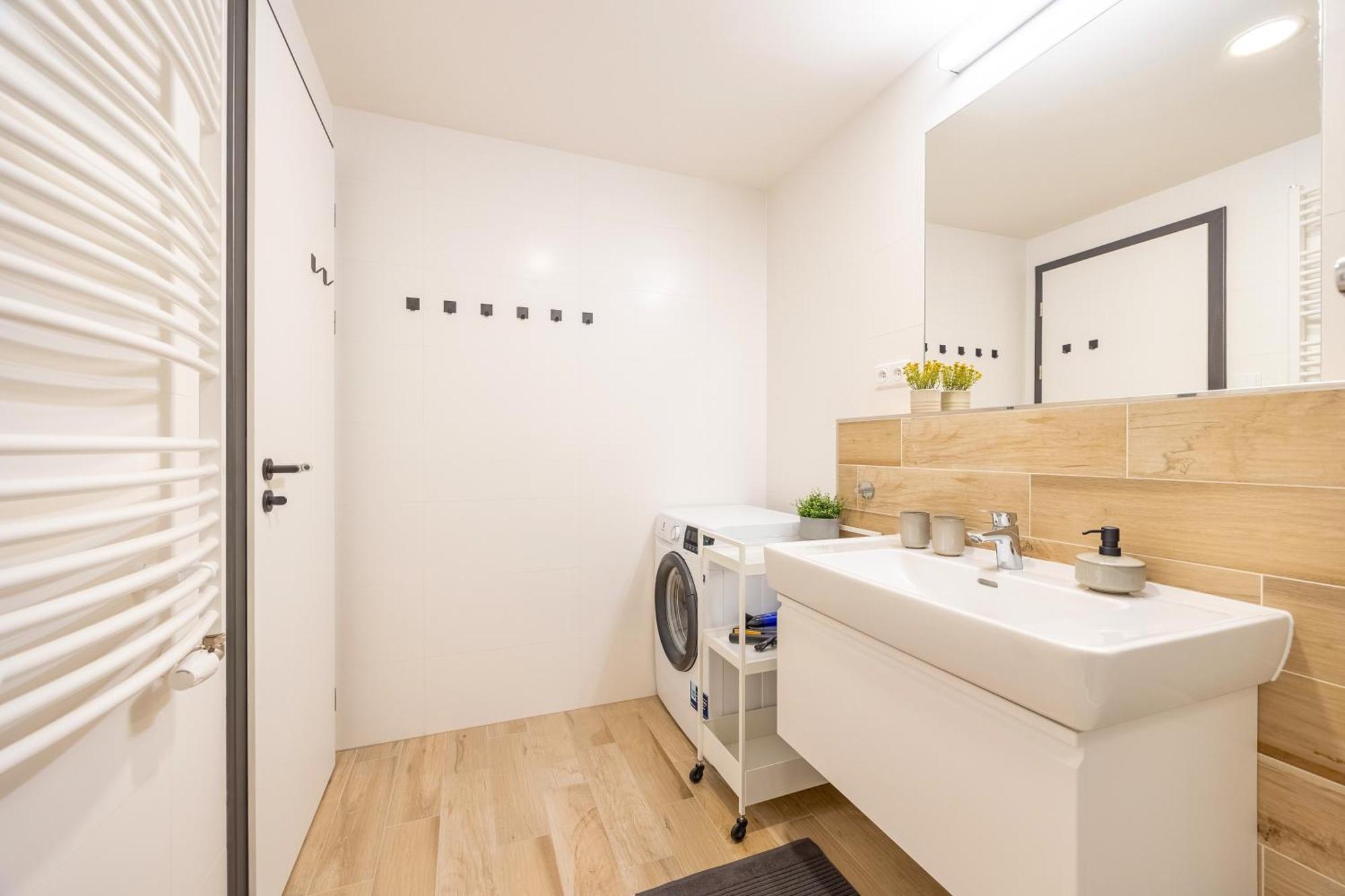 Spacious 3br - 2 Parking Spots, Full Kitchen, By Gravity Apartamento *