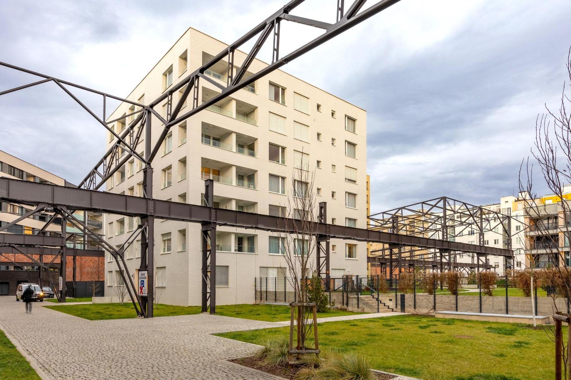 Spacious 3br - 2 Parking Spots, Full Kitchen, By Gravity Apartamento *